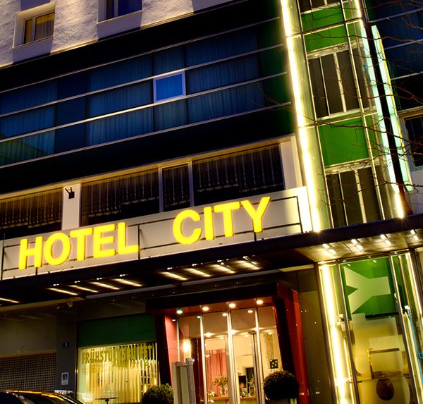 Hotel City Villach Aussenansicht bie Nacht