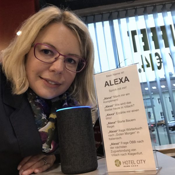 Alexa als neue Mitarbeiterin an der Rezeption