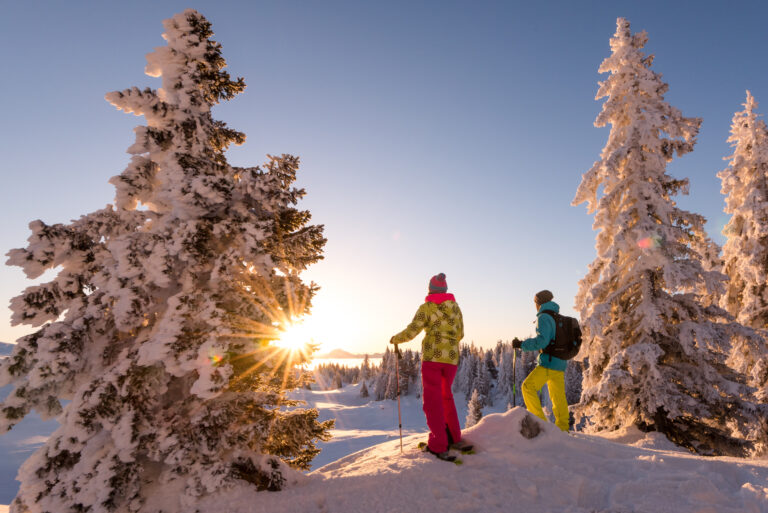 Schneeschuhwandern bei Sonnenuntergang