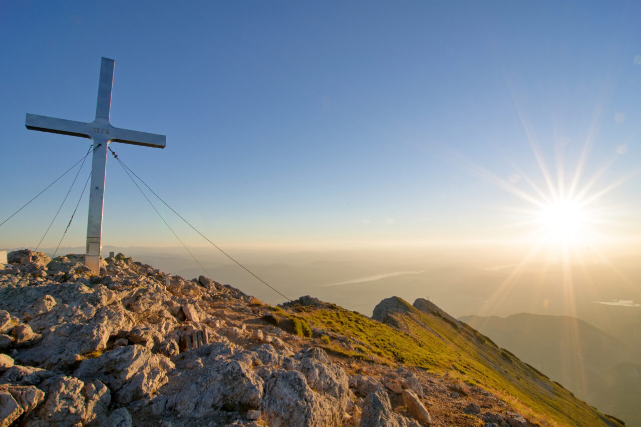 Sonnenaufgang am Mittagskogel Gipfelkreuz
