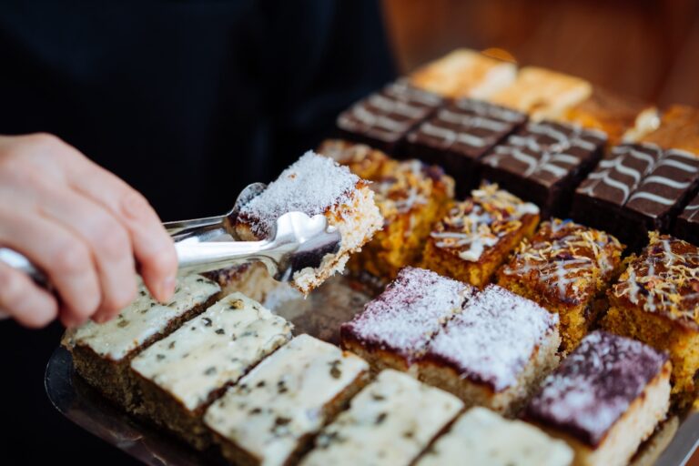 Hotel City Villach Karin mit selbstgemachten Kuchen